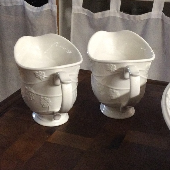 White serving bowls and gravy boats - Picture 5 of 12